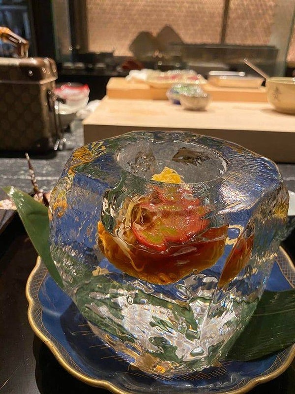 17. "Мне подали лапшу в куске льда".