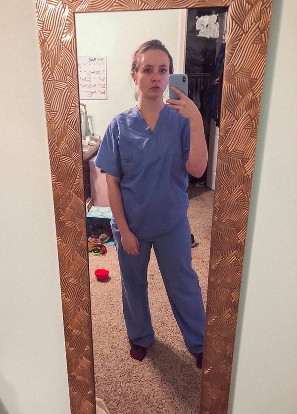 3. А на этом фото вы уже видите Кэтрин после рабочей смены в больнице.