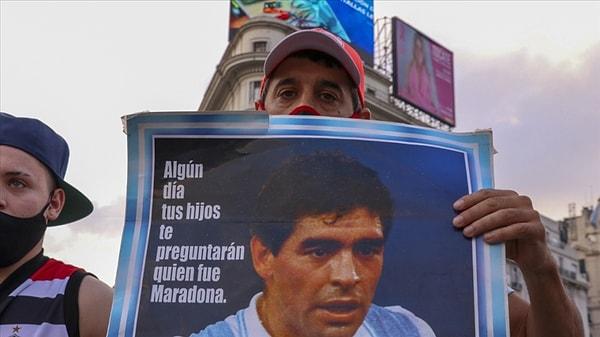 Otoriteler tarafından gelmiş geçmiş en büyük futbolcu olarak nitelendirilen Diego Armando Maradona'nın ölümü tüm futbolseverleri yasa boğdu.