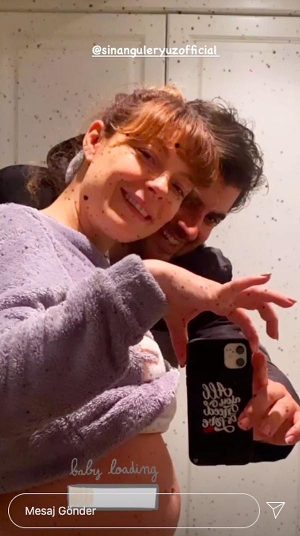 10. Şu günlerde bebek heyecanı yaşayan ünlü oyuncu Özge Özder, eşi Sinan Güleryüz ile bir ayna selfiesi paylaştı!