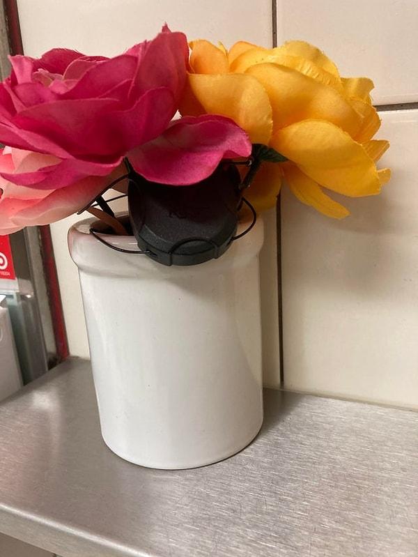 11. "Tuvalette bulunan yapay çiçeklere güvenlik kilidi koymak zorunda kalmışlar..."