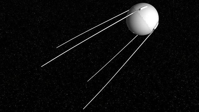 Sovyet Rusya'nın ilk uzay aracı Sputnik 1'i uzaya göndermesi ile işler daha da alevlenmişti ve konu uzaya ilk insanları göndermeye kadar gelmişti.
