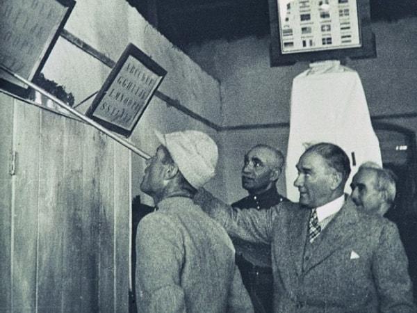 Muzaffer bir lider olarak ülkesinin en önemli sorununun da farkında olan Atatürk'ün eğitime verdiği önemin yanı sıra, eğitim sonucu üretilecek bilginin amacını da belirler.