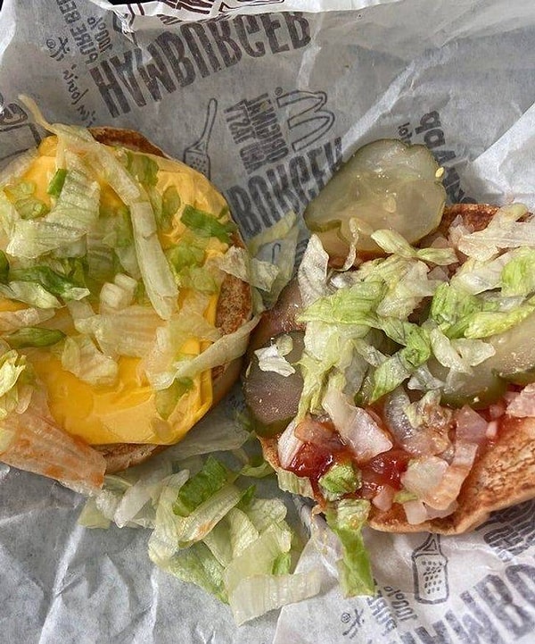 12. "Заказали двойной чизбургер. Приехало все, кроме самой котлеты".