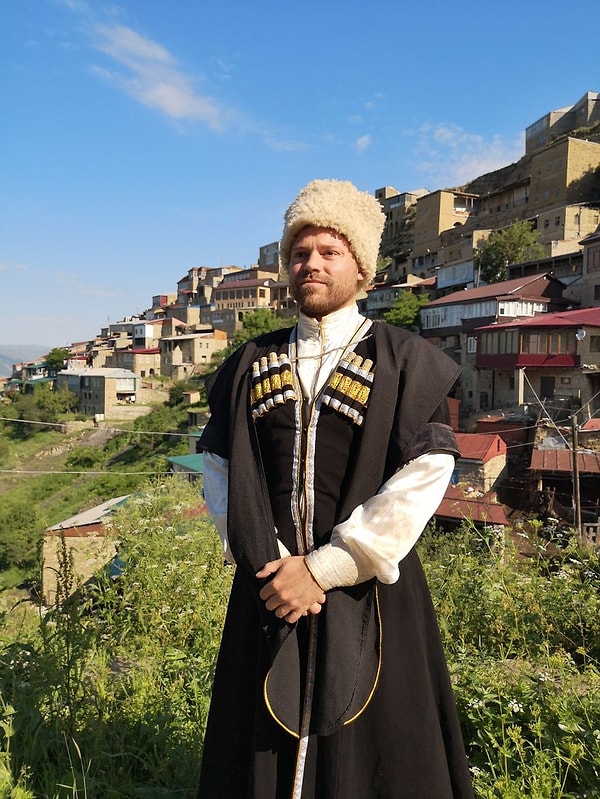 Вы можете остановиться в Чохе с Зауром и его семьей, здесь я в традиционной аварской одежде. У них есть уютный гостевой дом, и вы можете съесть тарелки свежей баранины, хинкалей, своего рода клецки и лучший хлеб с начинкой из сыра, который вы когда-либо пробовали. Для тех, кто любит сойти с проторенных дорог, в Дагестане есть все!