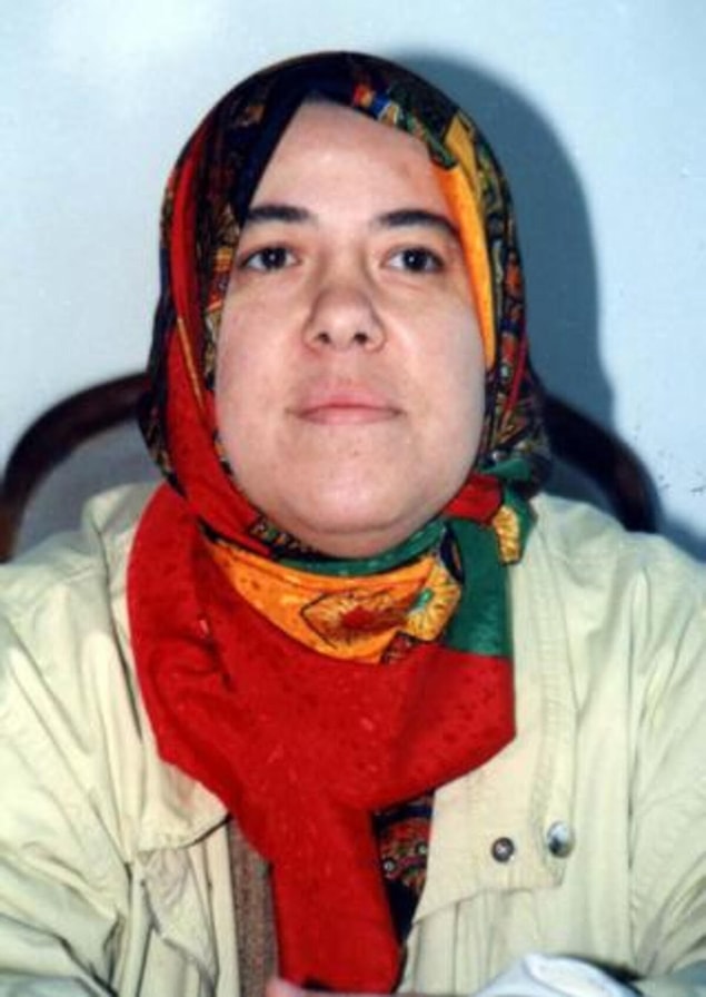 “İslam’da örtünmek şart değildir, hadislerle yola çıkmak yanlıştır, anlamadığınız bir dille dua etmenin faydası yoktur, kadının regl iken namaz kılması ve oruç tutması günah değildir, kadın erkek yan yana ibadet edebilir, kadınlar cuma, bayram ve cenaze namazlarını kılabilirler.”