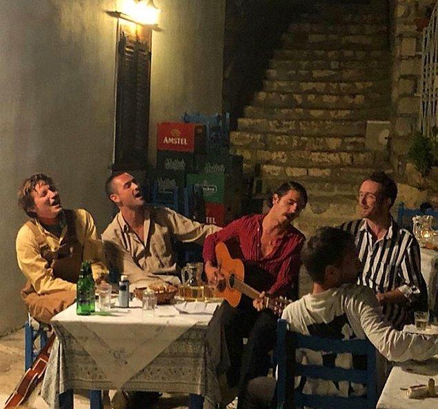 16. Yunanistan'daki bir restoranda şarkı söyleyen müzisyenler.