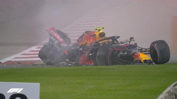 Haas pilotu Romain Grosjean'ın aracı adeta infilak etti.