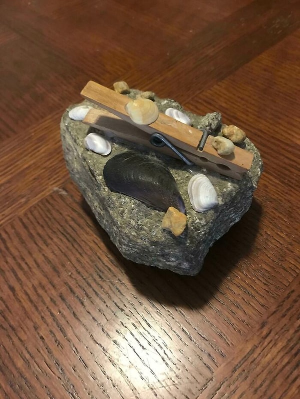 9. Это пресс-папье явно было сделано с использованием пистолета с горячим клеем. Я нашла его на столе моего деда после того, как он умер, и, очевидно, я создала это, когда мне было 4 года.