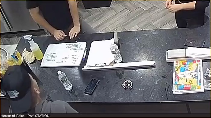 Elini Masaya Koymak İstediği Sırada Şanssız Bir An Yaşayan Adamın İzlerken İçinizi Sızlatacak Görüntüleri