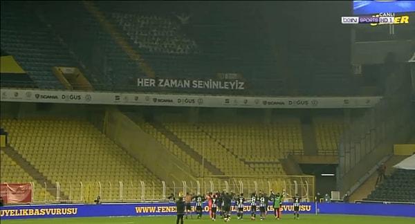 Fenerbahçe galibiyetinin ardından Beşiktaşlı futbolcular, maçtan sonra deplasman tribünü önünde kutlama yaptılar.