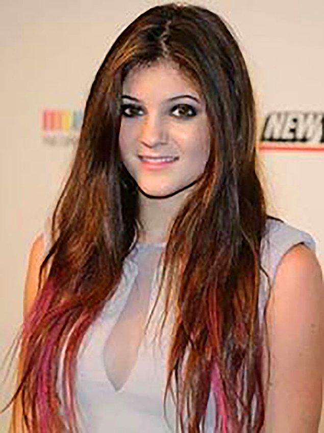 2011: Kylie Jenner'ın yeni tarzı renkli saç uçları