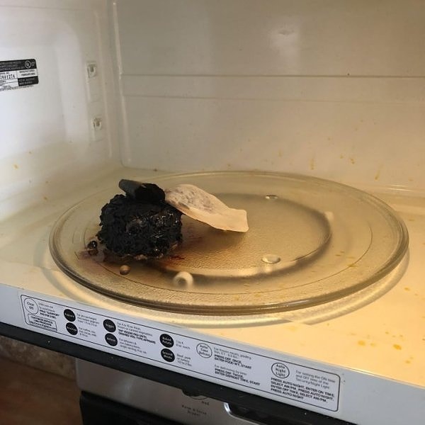 «Мой ребенок приготовил в микроволновой печи чашку с лапшой. Без воды. Пластиковая пленка все еще на микроволновке. Надолго».