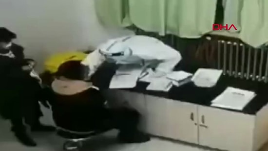 Canı Acıyınca Tokat Attı: Çinli Hasta Koronavirüs Testi Yapan Hemşireye Saldırdı