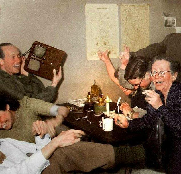 4. Hollandalı direniş üyeleri, Nisan 1945'te Adolf Hitler'in ölüm haberini kutluyor.