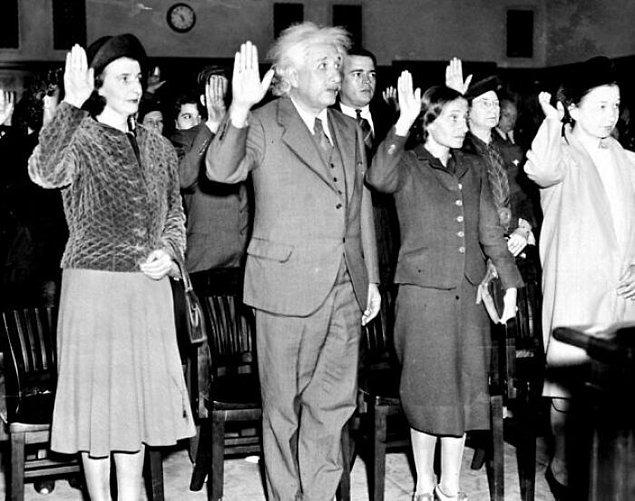 10. Albert Einstein, sekreteri ve kızıyla Nazi Almanya'sına dönmemek için ABD vatandaşı olurken. (1940)