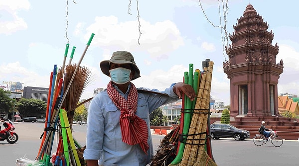 8. Тем не менее множество жителей крупных городов проявляют осторожность, боясь подцепить коронавирус. Беспокойство местных жителей особенно обострилось после визита Министра иностранных дел Венгрии, посетившего Камбоджу и впоследствии получившего положительный тест на коронавирус.