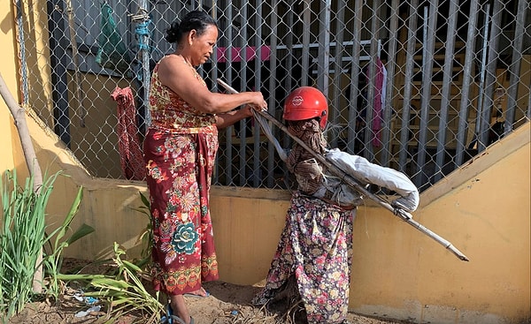 10. А тем временем в деревнях все спокойно: ведь на страже здоровья местных день и ночь стоят пугала и выполняют свой долг.