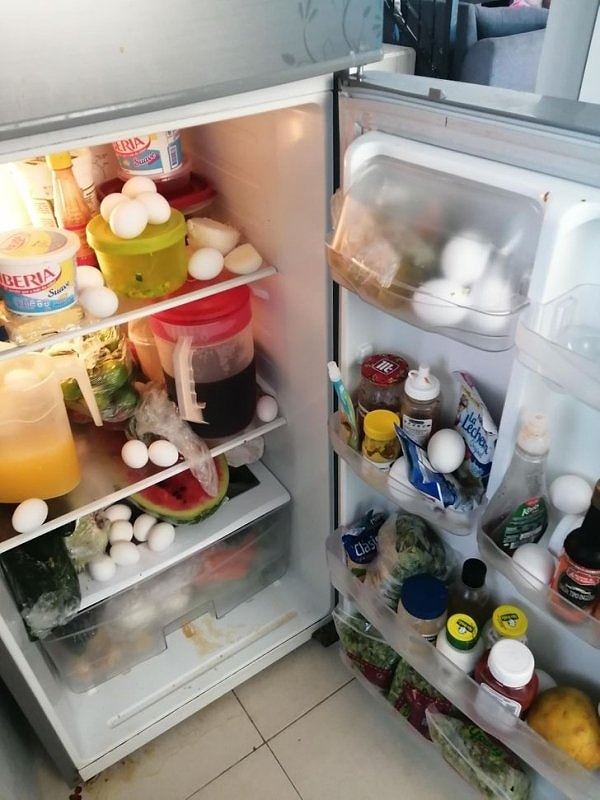 «Открыл холодильник и обнаружил, что мой трехлетний ребенок решил помочь мне разложить яйца».