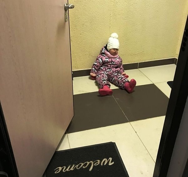 "Как моя дочь ждет, пока я готовлюсь. Она всегда так сидит, и иногда я чувствую себя виноватой".