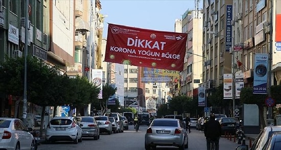 Hatay'da Virüsle Mücadele: Mahallelere 'Korona Yoğun Bölge' Afişi Asıldı