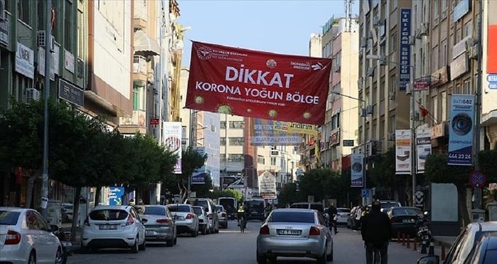 Hatay'da Virüsle Mücadele: Mahallelere 'Korona Yoğun Bölge' Afişi Asıldı