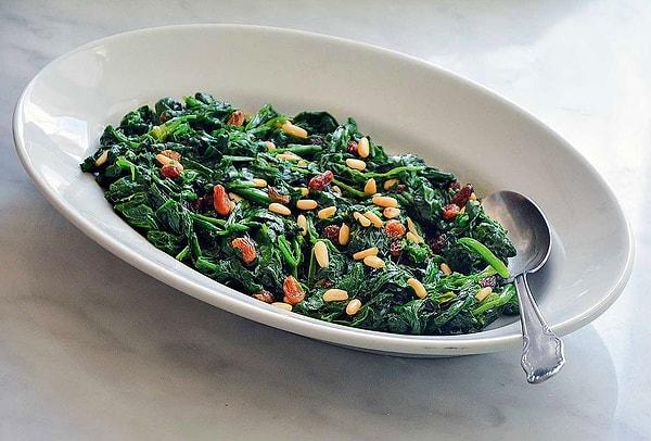 9. Kuru Üzümlü Ispanak Salatası Tarifi: