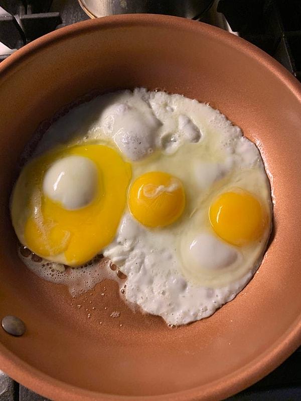 6. "Sabah kahvaltı hazırlıyordum. Sola kırdığım yumurtada beyaz yerine sarı ve sarı yerine beyaz var." 😱