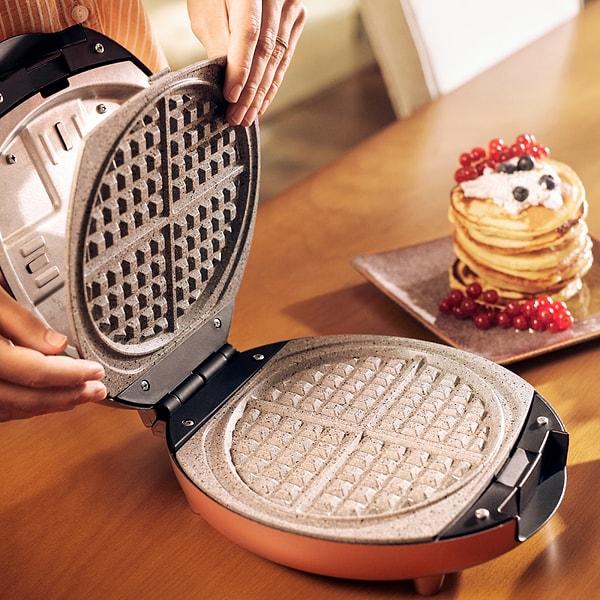 16. Ekmek yoksa waffle yemek isteyenler için de önerimiz Karaca waffle makinesi. Aynı zamanda pankek makinesi, o da olmazsa künefe makinesi...
