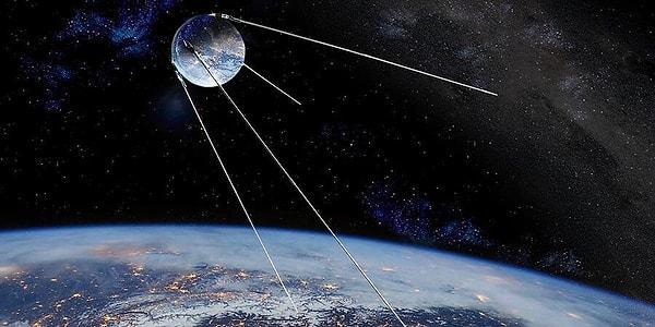 1957'de ne oldu derseniz, Sovyet Rusya 4 Ekim'de Sputnik 1'i fırlatır ve ilk kez insan yapımı bir uydu Dünya'nın yörüngesine yerleştirilir.