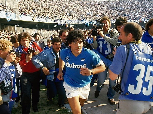 Maradona, 1984-1991 sezonları arasında formasını giydiği Napoli'nin 2 Serie A şampiyonluğu, 1 İtalya Kupası, 1 İtalya Süper Kupası ve 1 UEFA Kupası zaferi yaşamasında büyük rol oynamıştı.