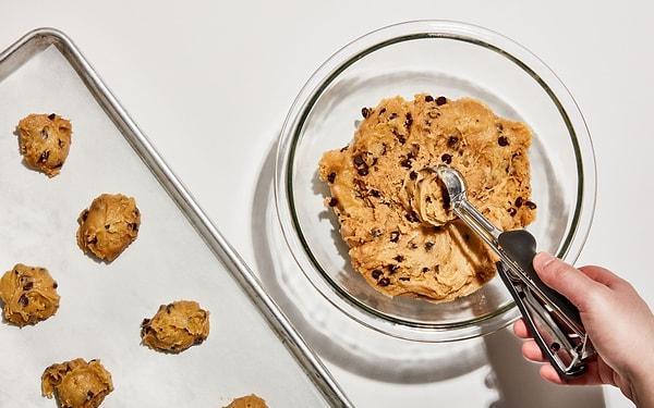 9. Yumuşak kıvamlı olması gereken kurabiye hamurlarını şekillendirirken dondurma kaşığından yardım alabilirsiniz.