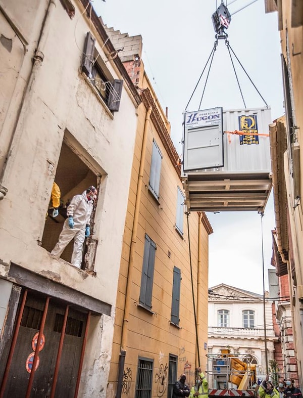 5. Настрадавшегося француза немедленно госпитализировали в больницу, где он проведет несколько месяцев под контролем врачей.