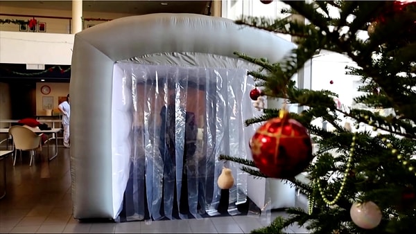 3. Но в честь приближащихся новогодних праздников сотрудники дома престарелых подготовили для своих резидентов невероятно трогательный сюрприз - "пузырь объятий"!