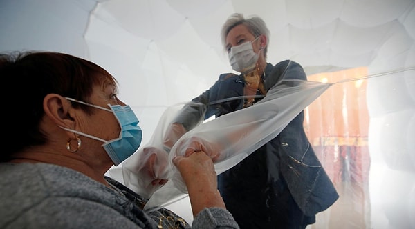 9. На фото Фабьен Девилл встречает свою мать Раймонд Луар и впервые за долгое время может подержать ее за руки.