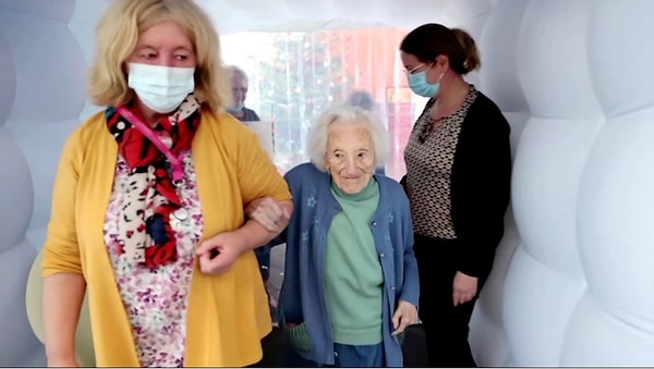 6. Перед встречей с дочерьми Колетт очень волновалась: все-таки это первая "настоящая" встреча с самой весны!