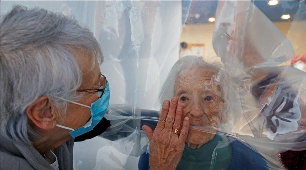 "Пузырь объятий": Во французском доме престарелых нашли безопасный способ для теплых семейных объятий во время пандемии