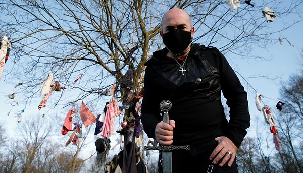 5. Бертран Бозио - администратор группы Nord Fantastique в Фейсбуке, посвященной древним местам и истории региона Hasnon, что недалеко от городка Лиль, - считает, что маски привязывают к ветвям дерева для профилактики.