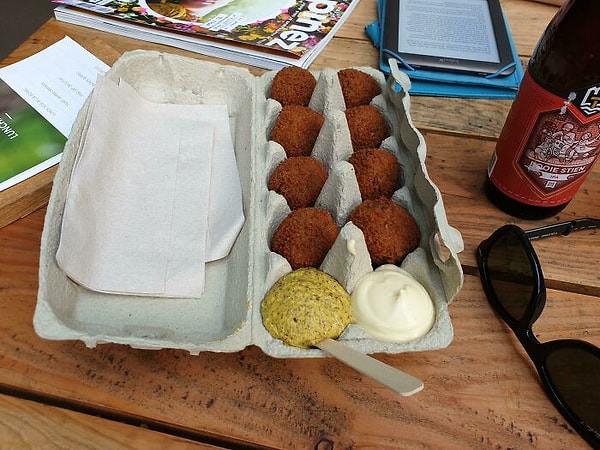 3. Голландские мясные крокеты "Биттербаллен" наиболее удачно (по мнению повара) смотрятся в упаковке из-под яиц.