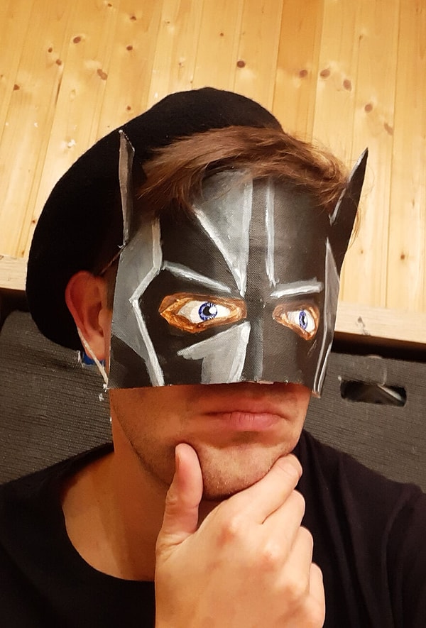 9. Темный рыцарь - наш безусловный фаворит! Вы только посмотрите на этот задумчивый взгляд...