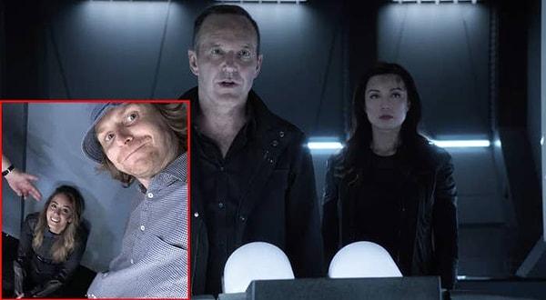 14. Agents of S.H.I.E.L.D.'de dizinin son sahnesi Coulson ve May arasında bir sahneymiş ve Chloe Bennet, Clark Gregg ve Ming-Na Wen bu son anı çekerken aslında kameranın arkasından izliyormuş.