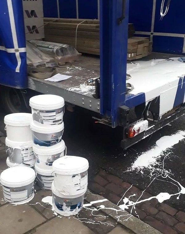 2. "Сегодня утром мне доставили мою краску. Доставщик не на шутку удивился, когда я отказался принимать заказ".