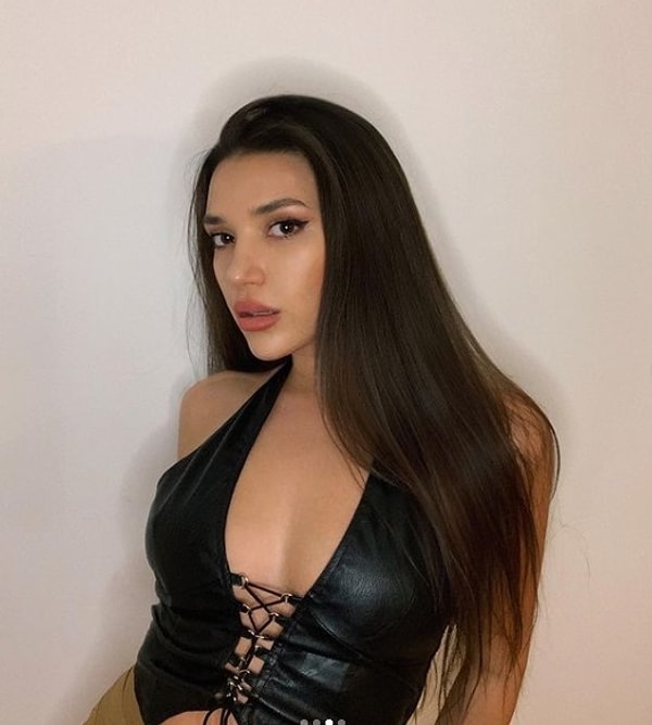 Su El Roman, sosyal medyada iddialı fotoğraflar paylaşmaya devam ediyor. Genç şarkıcı, yeni projelerde yer aldıkça ve sosyal medyadaki etkisini sürdürdükçe takipçi kitlesi de artmaya devam ediyor.