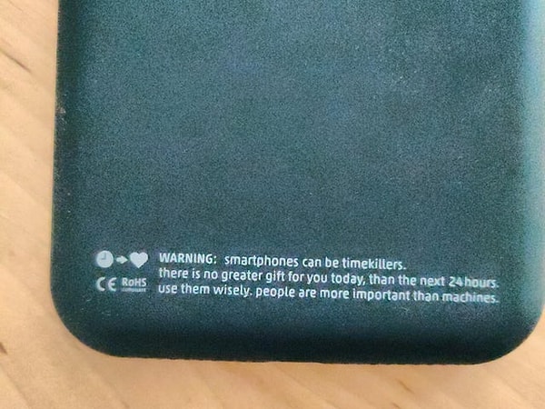 7. «Мой новый телефон прибыл вместе с предупреждением на нем».