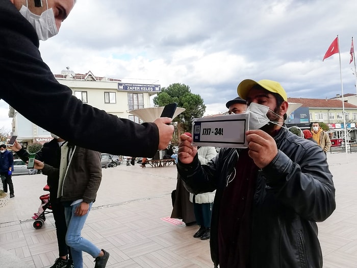 Akıllı Telefonu Olmadığı İçin HES Kodunu Plaka Yapıp Boynuna Asan Adam