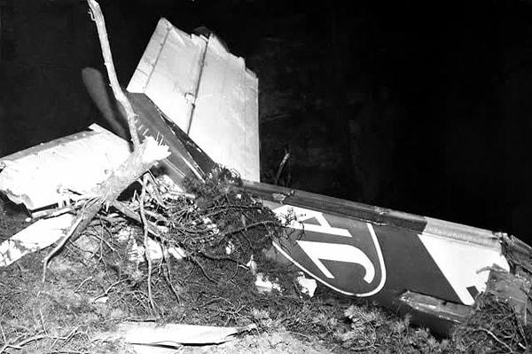 Bomba, kabinin anında basınçsız hale gelmesine ve uçaktan çıkan mürettebatın hayatlarını kaybetmelerine sebep oldu.