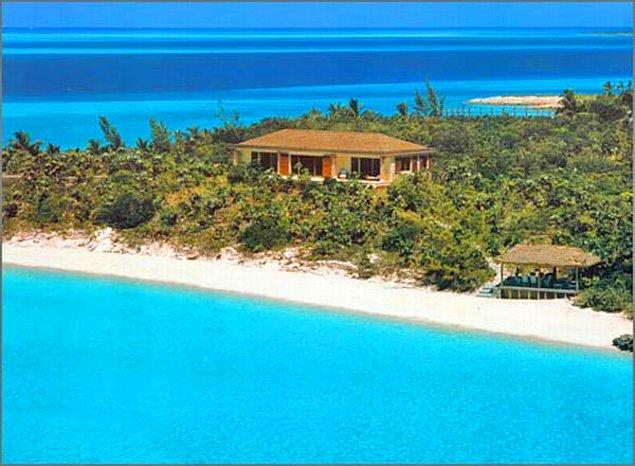 9. Kendisinin Bahamalar'da özel bir adası olduğu bilinmektedir.