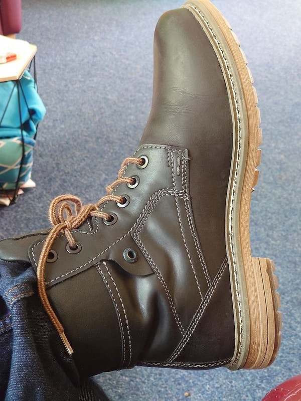 7. Дополнительные дырочки для шнурков на обуви