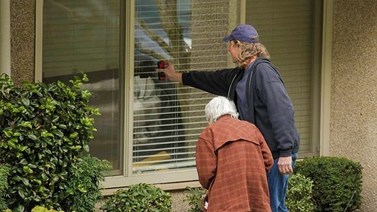 Трогательные моменты, где люди общаются с любимыми, не нарушая правил карантина