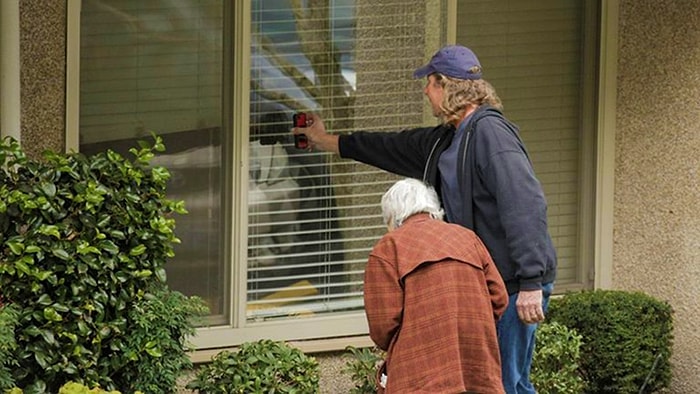 Трогательные моменты, где люди общаются с любимыми, не нарушая правил карантина
